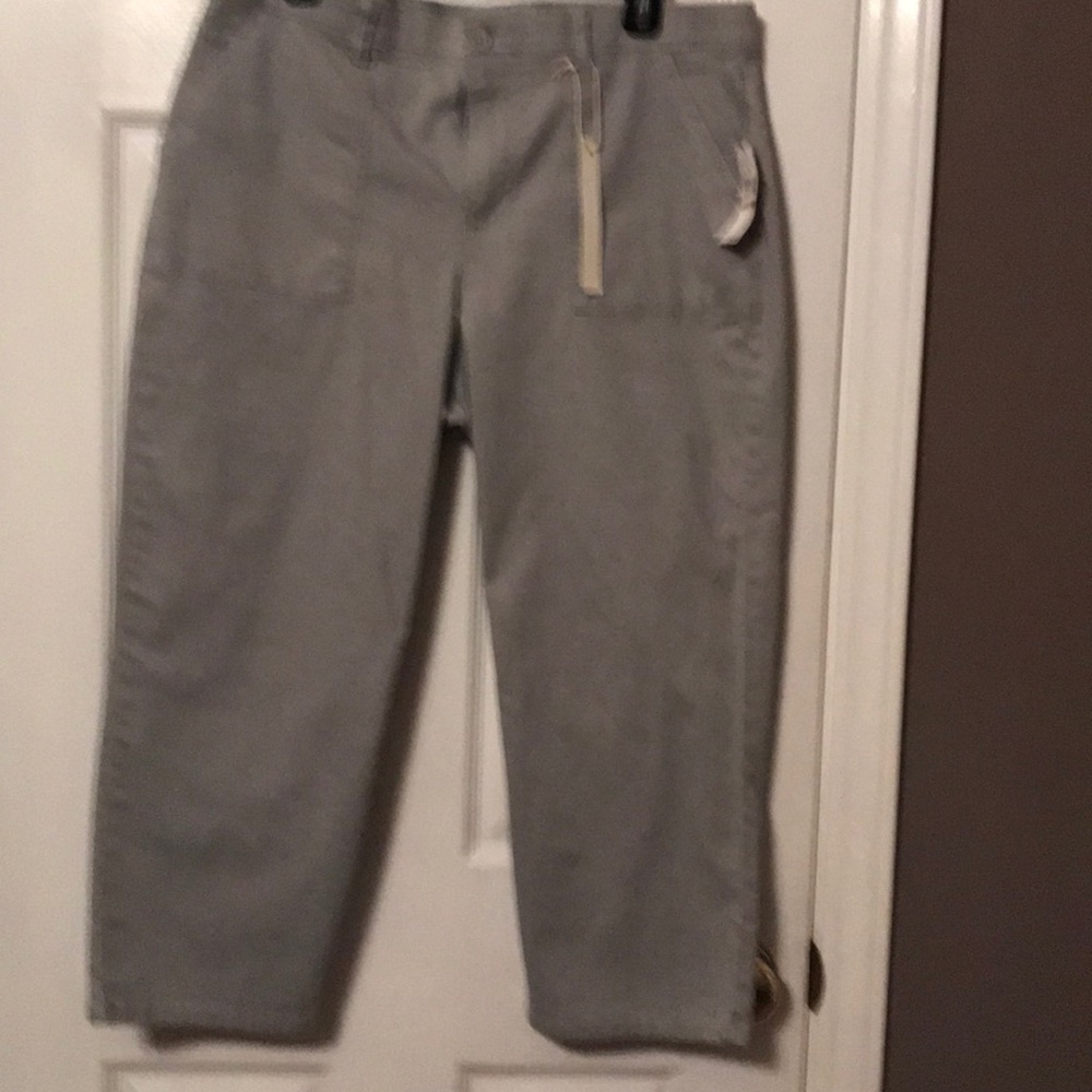 Light gray capris